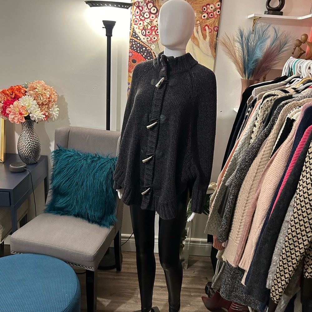 GORGEOUS, Michael Kors Size Small Grey Chunky Knit Poncho in size S